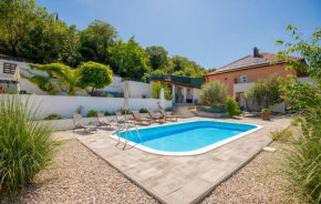 Beautiful Home In Donji Prolozac With Jacuzzi